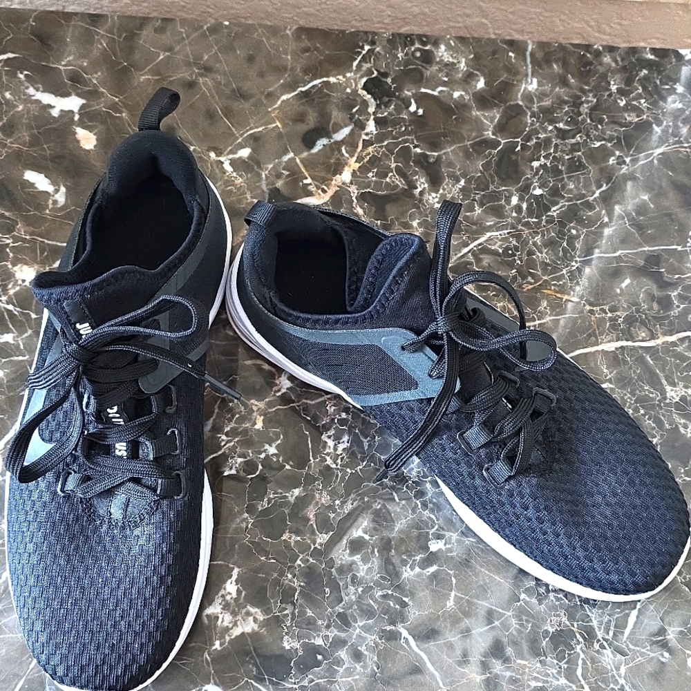LIKE NEW Nike Air Max Bella Black Women Sneakers Size 9
